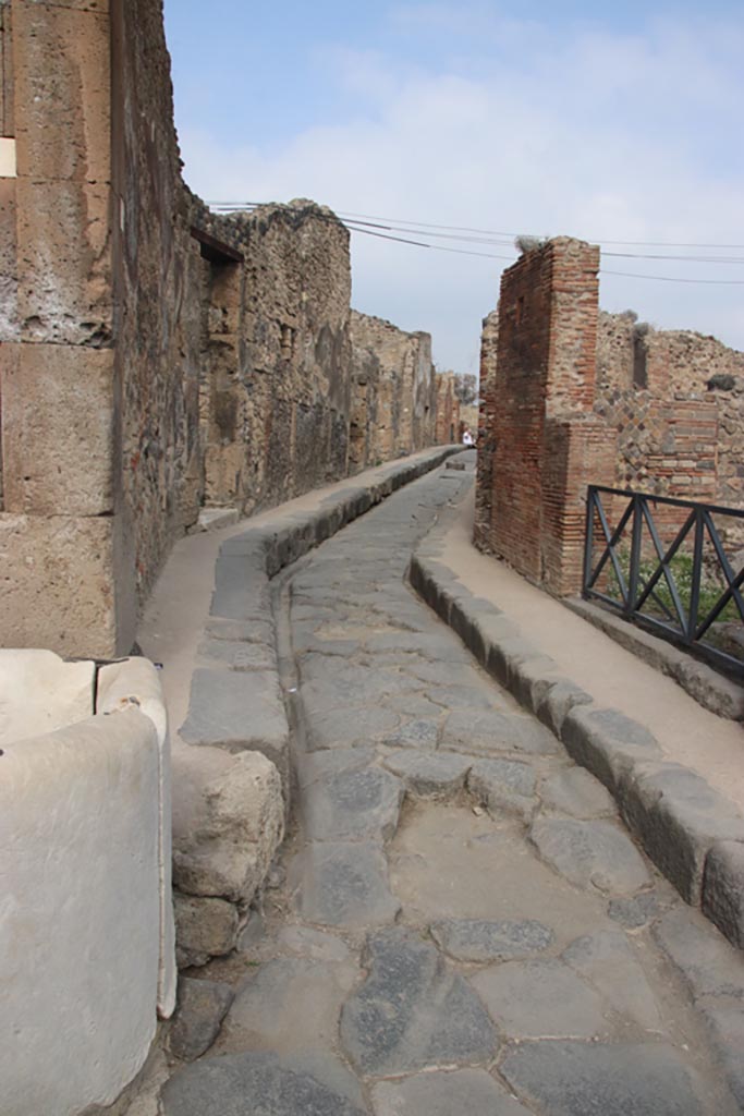 Vicolo Storto, Pompeii. October 2023.
Looking north from junction with Via degli Augustali. Photo courtesy of Klaus Heese.