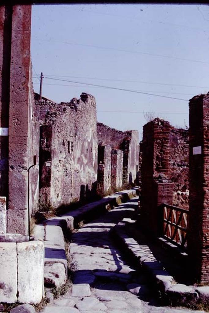 Vicolo Storto, Pompeii, 1978. Looking north from junction. Photo by Stanley A. Jashemski.
Source: The Wilhelmina and Stanley A. Jashemski archive in the University of Maryland Library, Special Collections (See collection page) and made available under the Creative Commons Attribution-Non Commercial License v.4. See Licence and use details. J78f0570