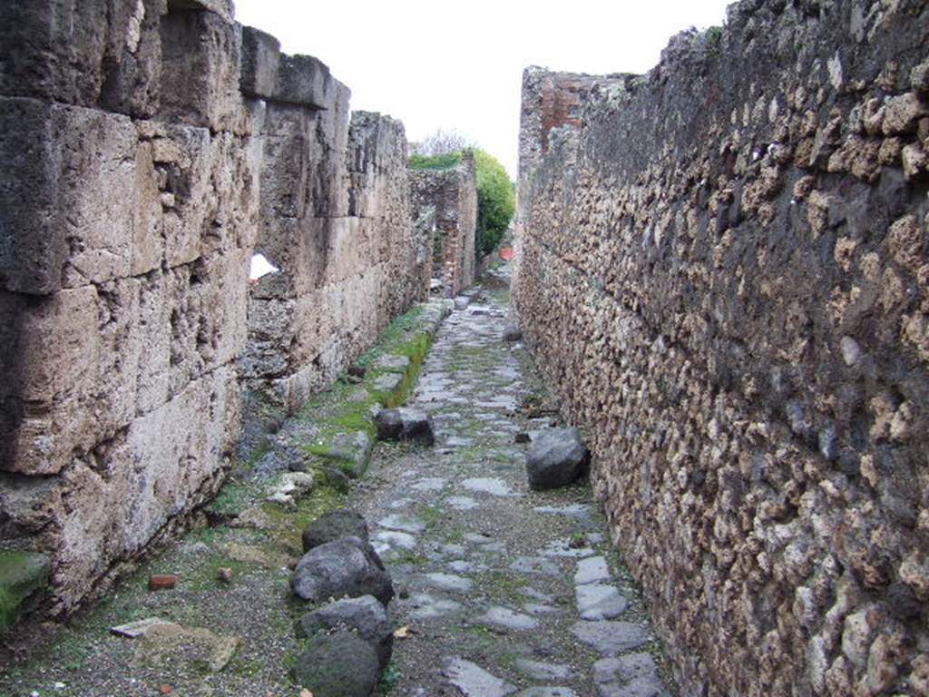 Vicolo degli Scheletri between both sides of VII.9. December 2005. Looking east from near VII.9.64.