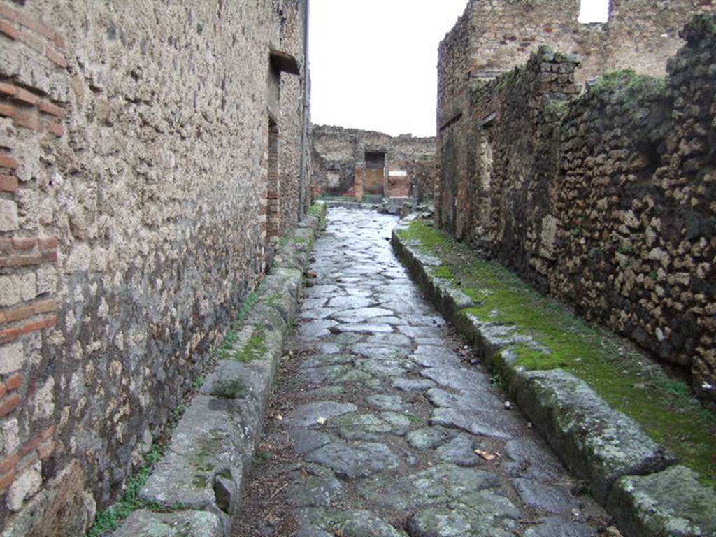 Vicolo della Maschera between VII.10 and VII.11. December 2005.Looking north from junction with Vicolo degli Scheletri. 
