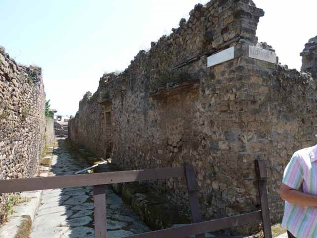 Vicolo degli Scheletri, south side, May 2010.  Looking east between VII.11 and VII.14 from junction with Vicolo della Maschera. 