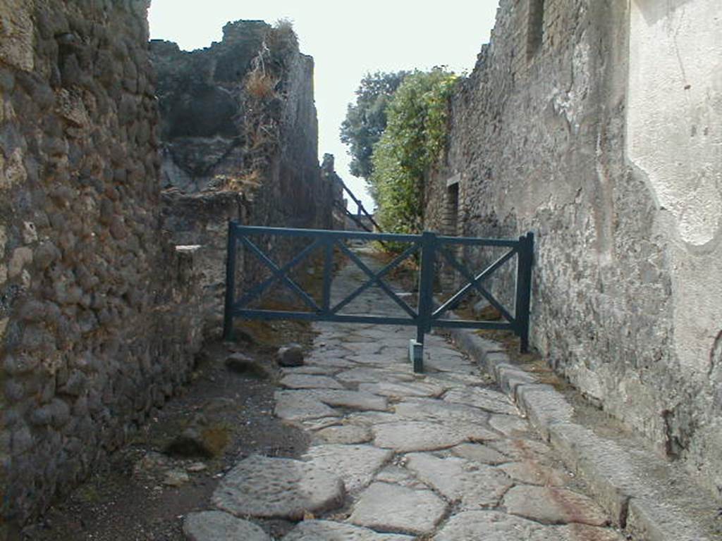 Vicolo dei 12 Dei between VIII.5 and VIII.3. Looking south from junction with Via Dell’Abbondanza. September 2005.