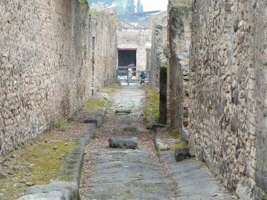 Vicolo dei Dodici Dei, May 2010. Looking north to Via dell’Abbondanza.