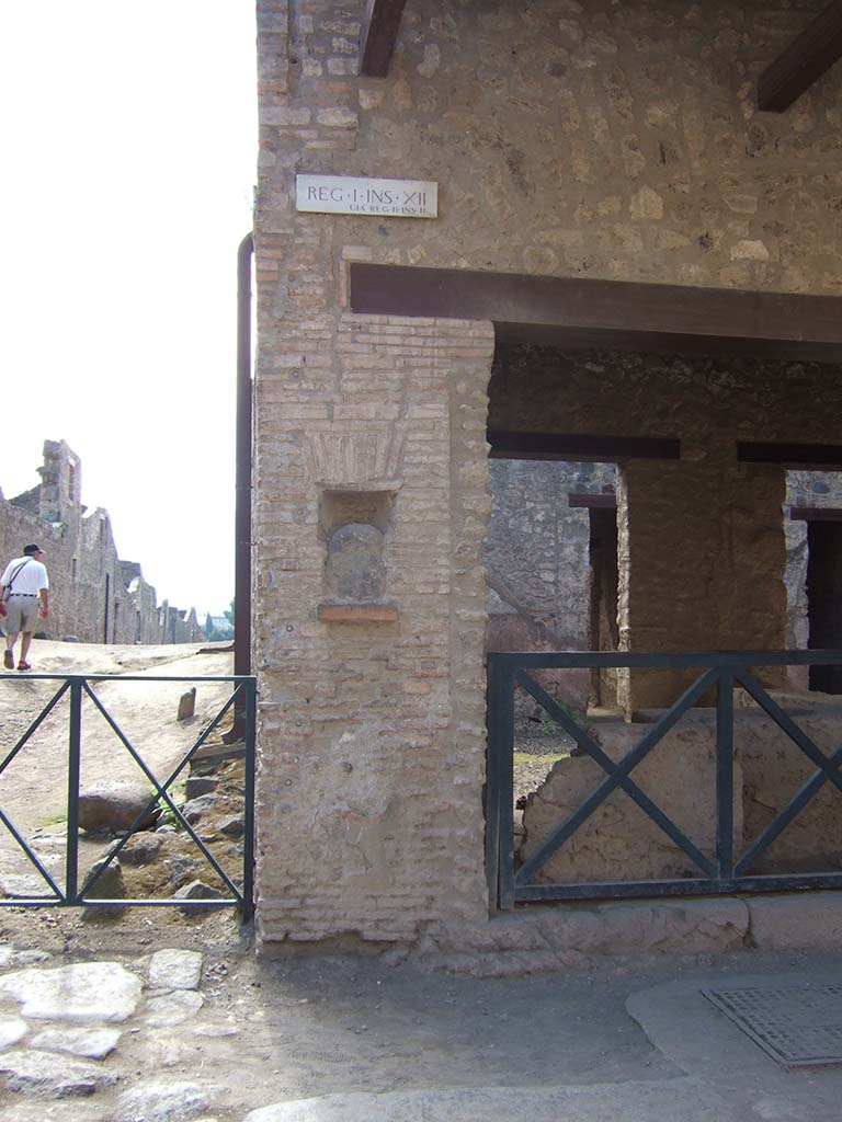 Via dell’Abbondanza. September 2005. South side. Corner with Vicolo dei Fuggiaschi at I.12.5.