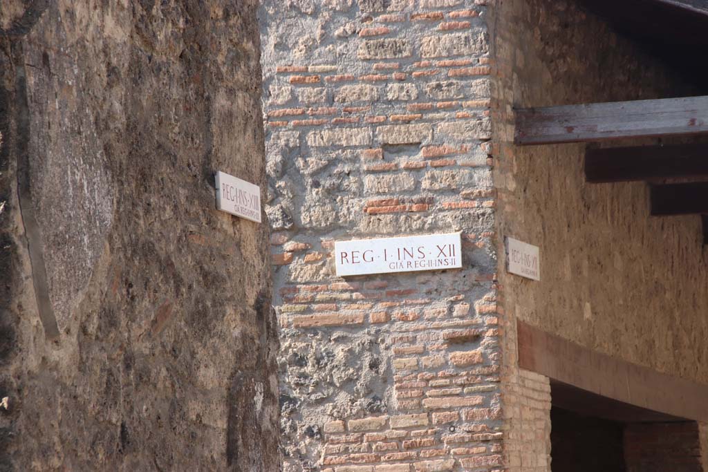Vicolo dei Fuggiaschi, September 2017. Insula identification plaques between I.13 and I.12, the roadway known as Vicolo dei Fuggiaschi
On the left, plaque on I.13.1, previously known as Reg. II, Ins.111.1
On the right, plaque on I.12.5, previously known as Reg. II, Ins. 11 (which is Reg. II, Ins. 2.5).
Photo courtesy of Klaus Heese.