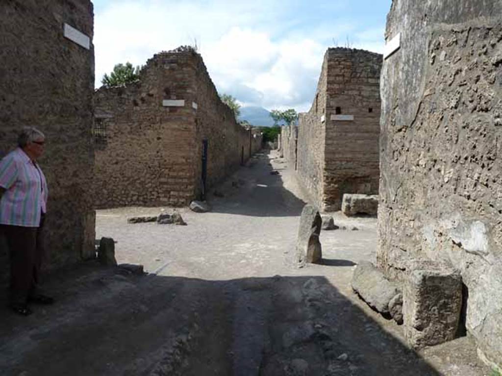 Vicolo dei Fuggiaschi, May 2010. Looking north to crossroads with Via di Castricio, and then between I.12 and I.13 to the Via dell’Abbondanza, in the distance.