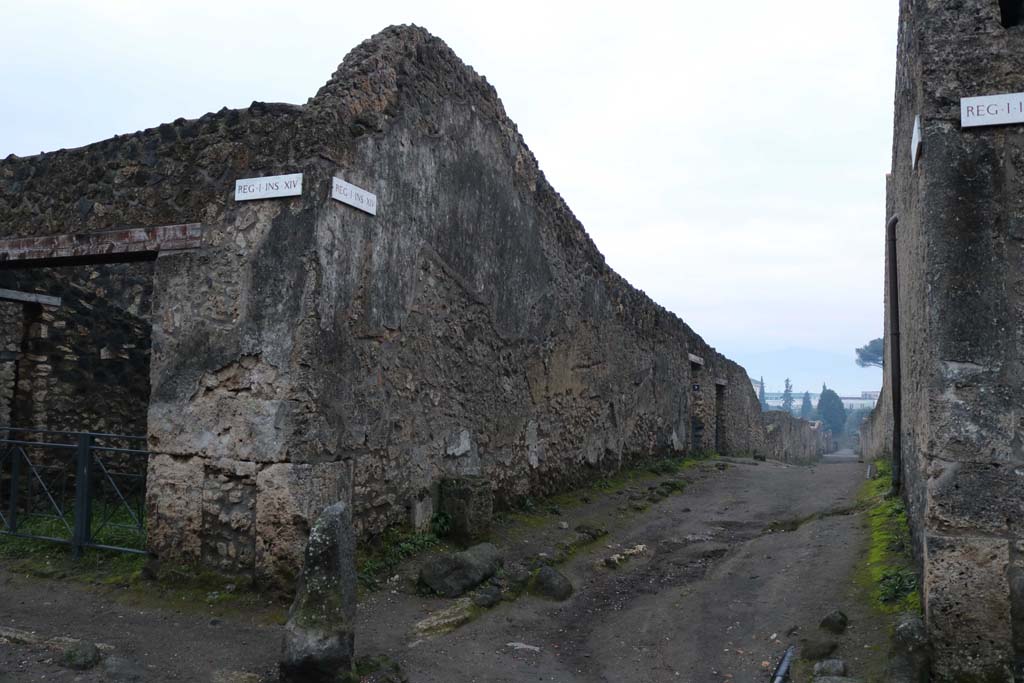 Vicolo dei Fuggiaschi, east side, Pompeii. December 2018.
Looking south between I.14 and I.15, with I.14.8 on left. Photo courtesy of Aude Durand.