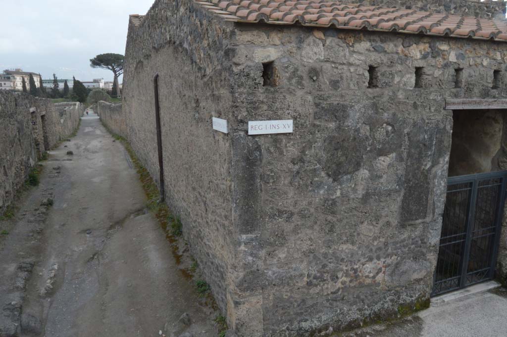 Vicolo dei Fuggiaschi, Pompeii. March 2019.
Looking south from junction with Via di Castricio, on right, between I.14, on left and I.15, on right.
Foto Taylor Lauritsen, ERC Grant 681269 DÉCOR.