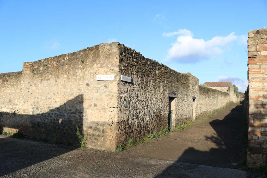 Vicolo dei Fuggiaschi, west side, Pompeii. December 2018.
Looking north from the junction with Via della Palestra. Photo courtesy of Aude Durand.