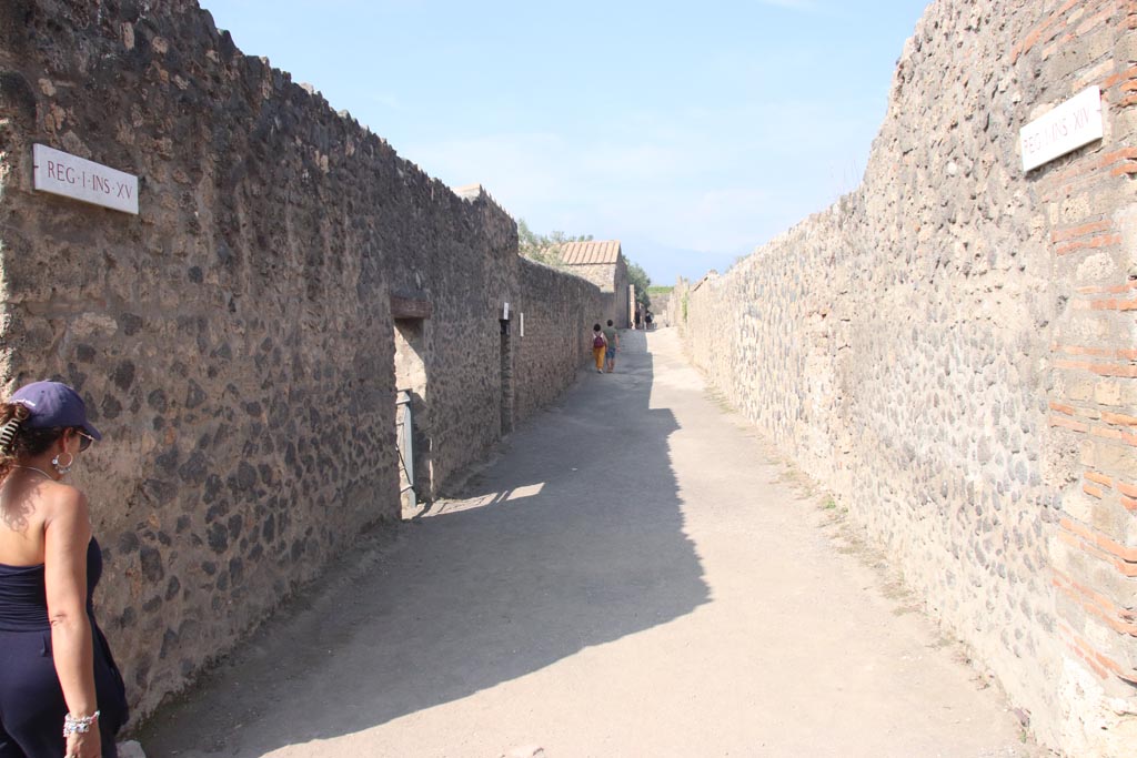Vicolo dei Fuggiaschi, October 2023.
Looking north between I.15, on left, and I.14, on right, from the junction with Via della Palestra. Photo courtesy of Klaus Heese.