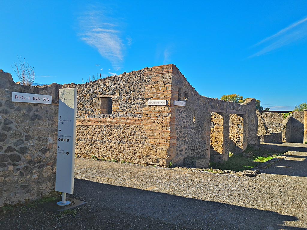 Vicolo dei Fuggiaschi, Pompeii. October 2024.
Looking towards junction with Via della Palestra, between I.20 and I.21. Photo courtesy of Giuseppe Ciaramella.