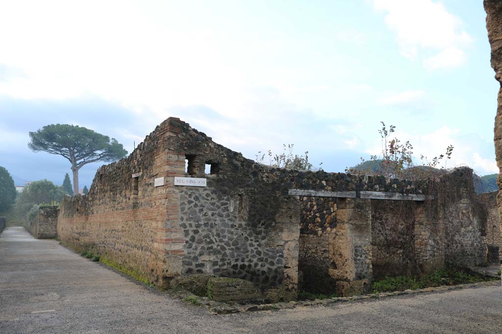 Vicolo dei Fuggiaschi, Pompeii, on left. December 2018.
Looking south-west from junction with Via della Palestra, with I.21.5/4, on corner. Photo courtesy of Aude Durand.