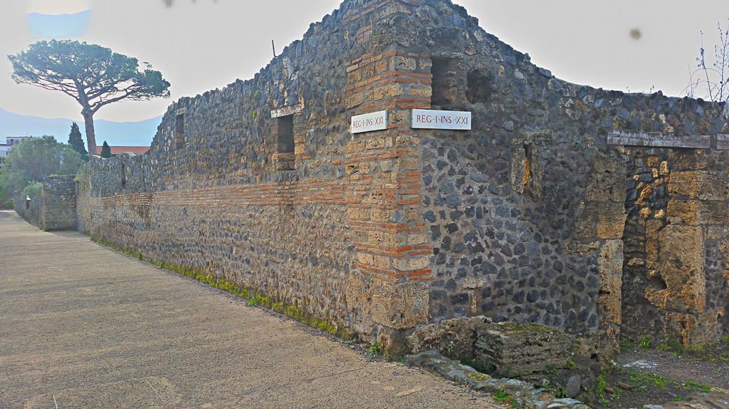 Vicolo dei Fuggiaschi, Pompeii. 2017/2018/2019.
Looking south-west from junction with Via della Palestra, with I.21.5, on corner. Photo courtesy of Giuseppe Ciaramella.
