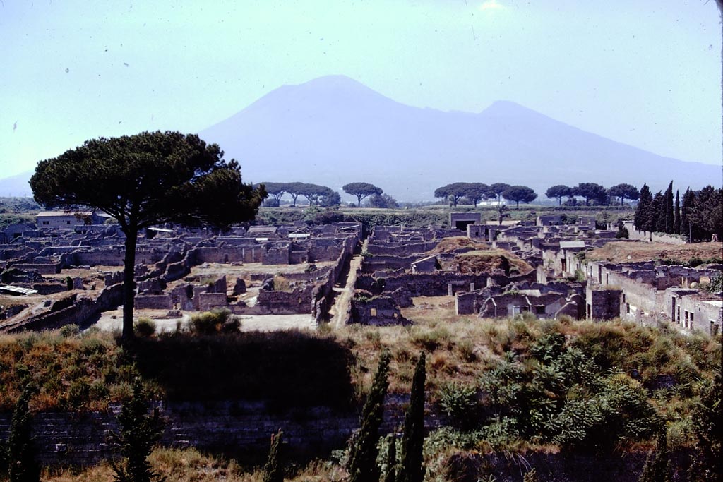Vicolo dei Fuggiaschi, Pompeii (in centre). 1974.
Looking north across I.21, and I.20. Via di Nocera can be seen on the right. Photo by Stanley A. Jashemski.
Source: The Wilhelmina and Stanley A. Jashemski archive in the University of Maryland Library, Special Collections (See collection page) and made available under the Creative Commons Attribution-Non Commercial License v.4. See Licence and use details.
J74f0209