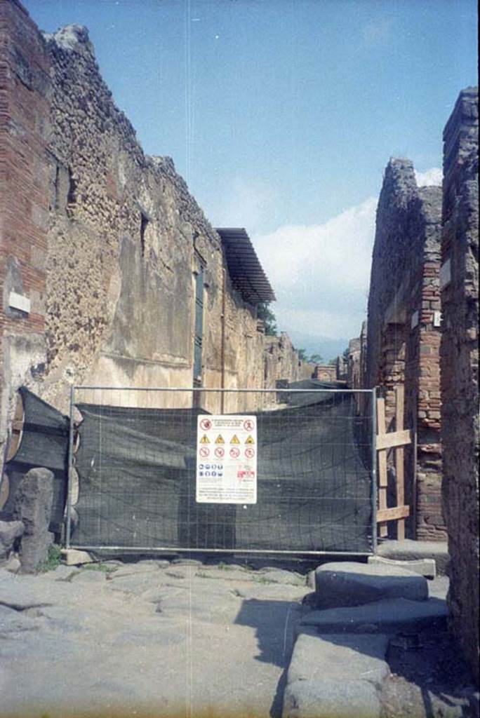 Vicolo dei Vettii between VI.15 and VI.16. Looking north from crossroads with Vicolo di Mercurio. December 2004.