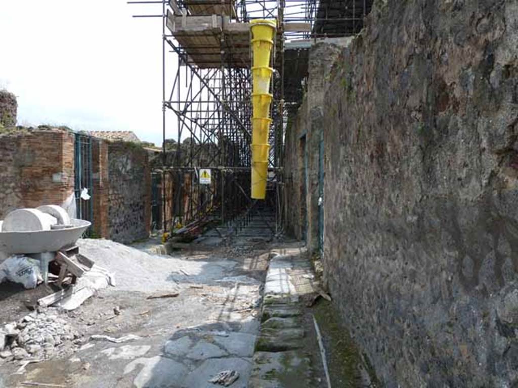 Vicolo dei Vettii. East side. Looking north from fountain outside VI.16.28. May 2005.