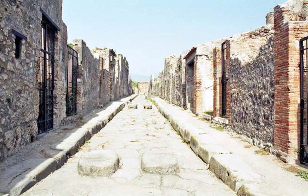Vicolo dei Vettii between VI.16 and VI.15. Looking south from VI.15.8. December 2007.