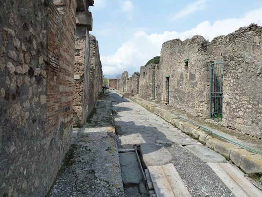 Vicolo dei Vettii between VI.16 and VI.15. Looking south from VI.15.12. December 2007.