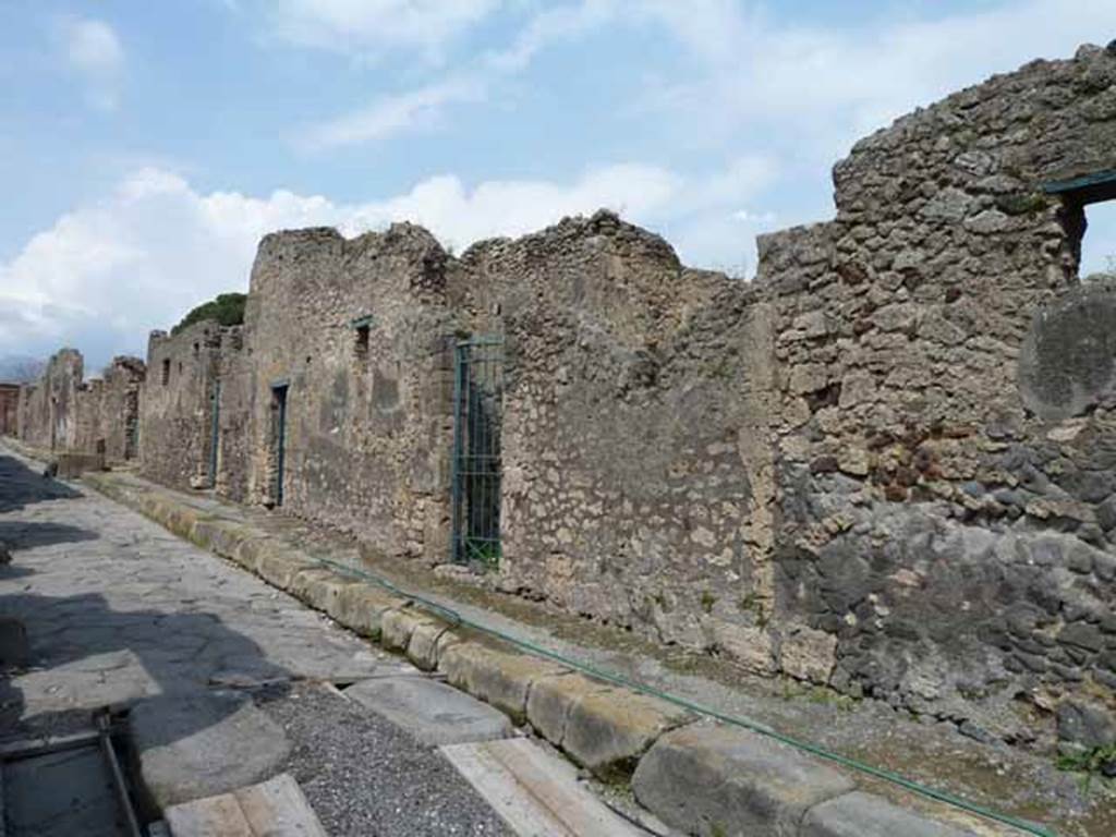Vico dei Vettii between VI.16 and VI.15. Looking south from VI.16.23. September 2004.