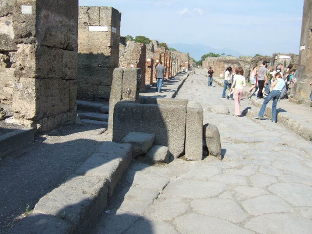 Via della Fortuna. North side. Looking east with Vicolo dei Vettii on left behind fountain. The crowd on the right is going into Vicolo Storto. May 2006.