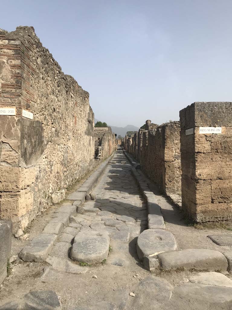 Vicolo dei Vettii between VI.13 and VI.14. April 2019. Looking north from Via della Fortuna.
Photo courtesy of Rick Bauer.