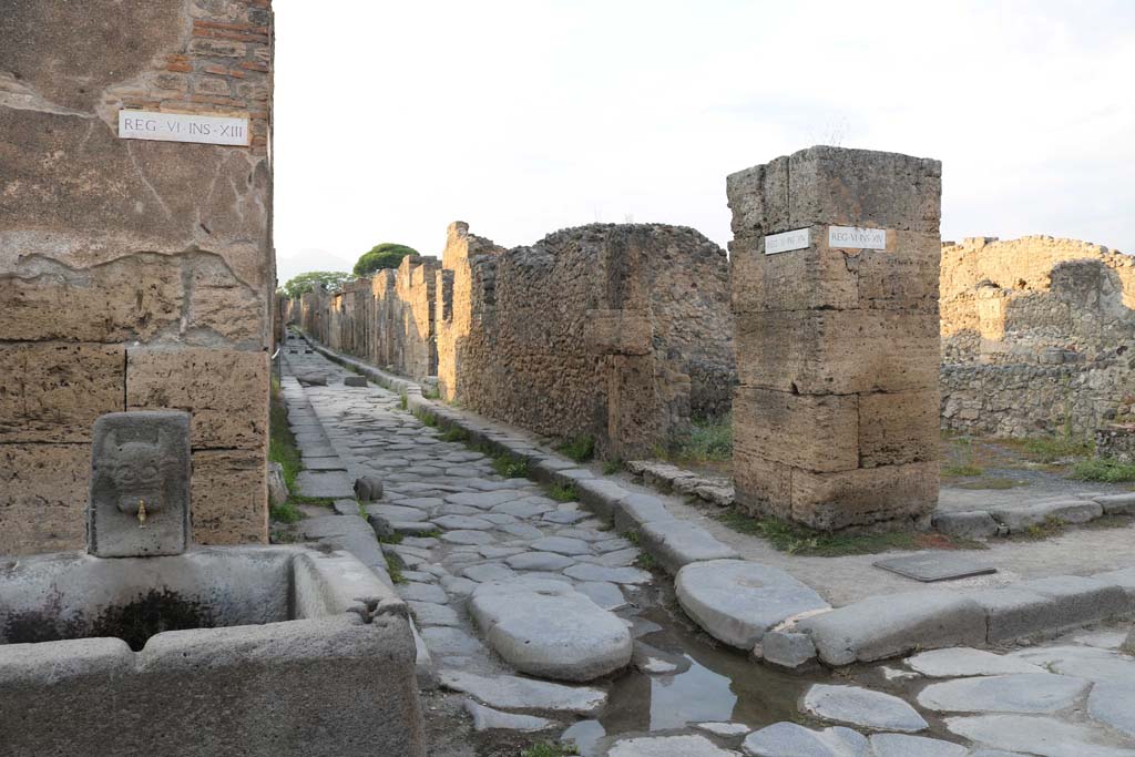 Vicolo dei Vettii between VI.13 and VI.14. December 2018.
Looking north from junction with Via della Fortuna. Photo courtesy of Aude Durand.
