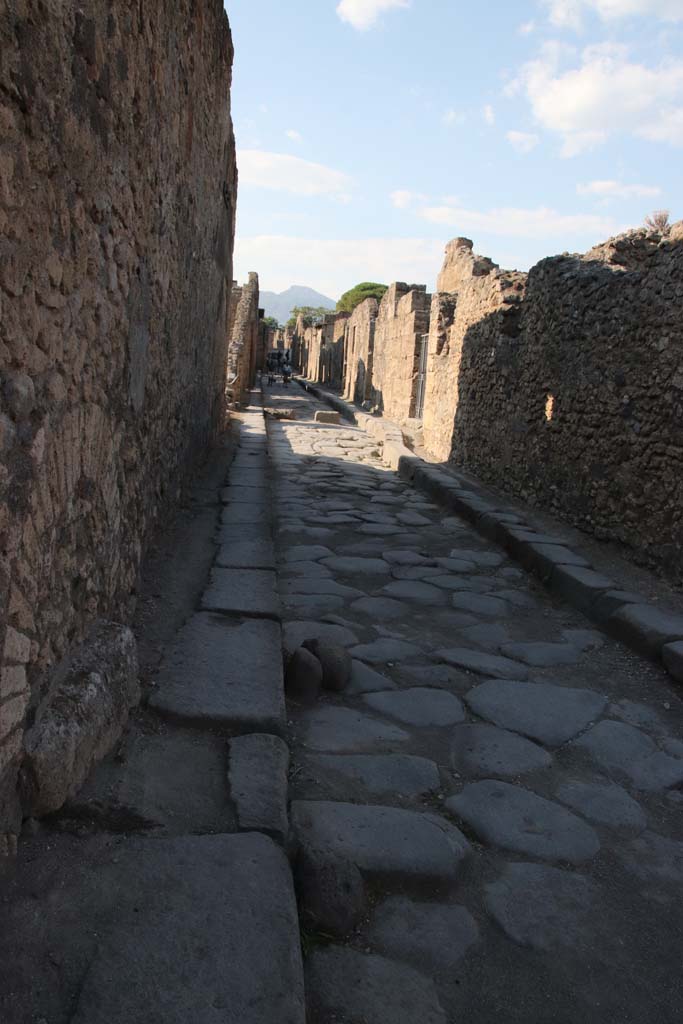 Vicolo dei Vettii between VI.13 and VI.14, Pompeii. September 2021.
Looking north. Photo courtesy of Klaus Heese.