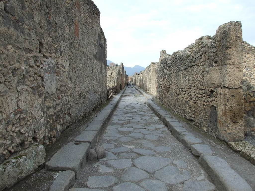 Vicolo dei Vettii between VI.13 and VI.14. Looking north from VI.14.44. December 2006.