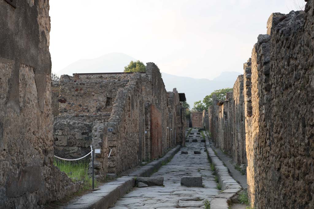 Vicolo dei Vettii between VI.13.8/9, on left, and VI.14.43, on right. December 2018. Looking north.
Photo courtesy of Aude Durand.