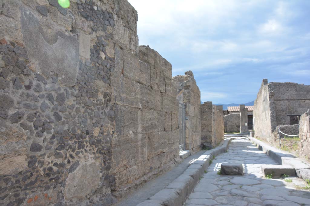 Vicolo dei Vettii, Pompeii. July 2017. Looking south along east side of roadway from VI.14.43, in centre towards Via della Fortuna.
Foto Annette Haug, ERC Grant 681269 DÉCOR.