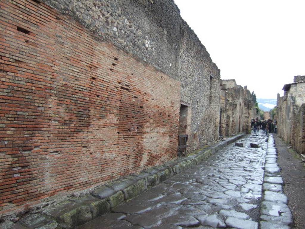 Vicolo dei Vettii between VI.13 and VI.14. Looking north from VI.13.12. December 2005.