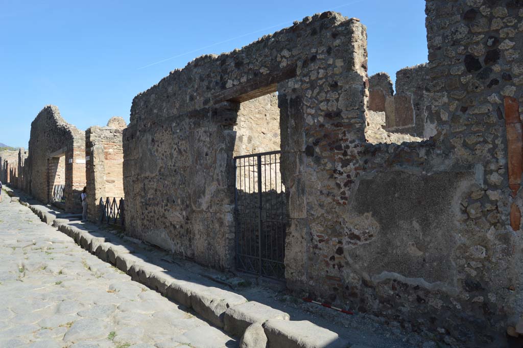 Vicolo dei Vettii, east side, Pompeii. October 2017. Looking north from VI.14.37, in centre.
Foto Taylor Lauritsen, ERC Grant 681269 DÉCOR.