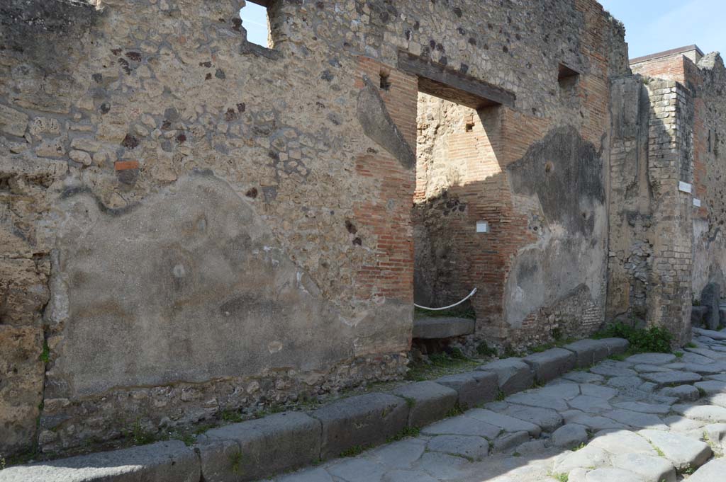 Vicolo dei Vettii, west side, Pompeii. March 2019.
Looking north-west towards entrance doorway at VI.13.16 and towards junction with Vicolo di Mercurio, on right.
Foto Taylor Lauritsen, ERC Grant 681269 DÉCOR.