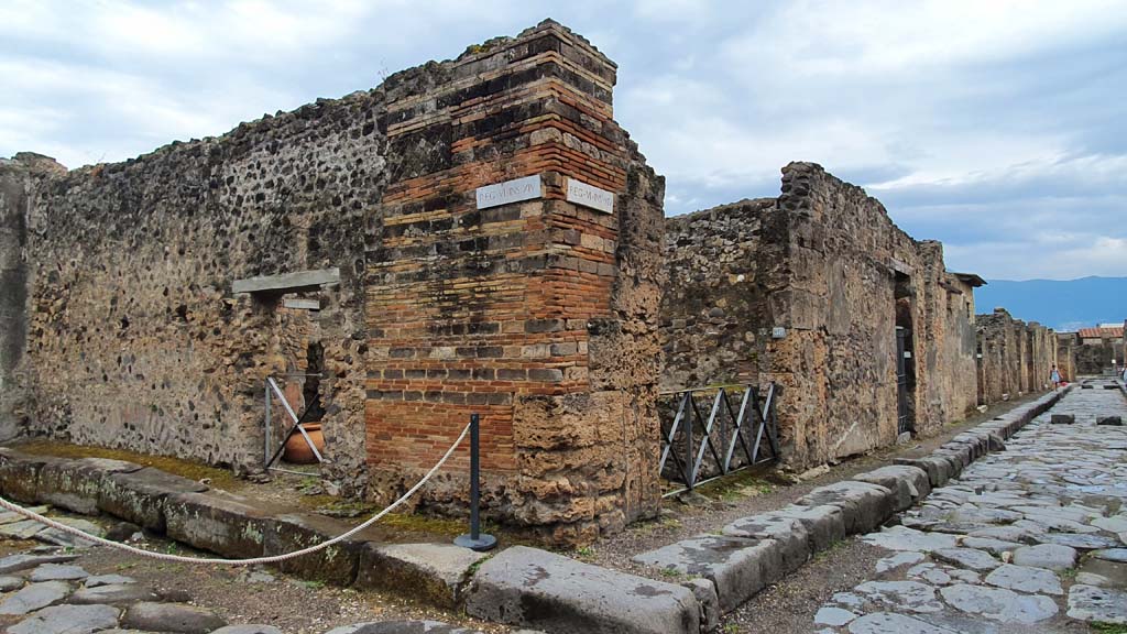 Vicolo dei Vettii, east side, Pompeii. July 2021.
Looking south-east at junction of Vicolo di Mercurio, on left, with VI.14.35, centre left, and VI.14.36, centre right.
Foto Annette Haug, ERC Grant 681269 DÉCOR.