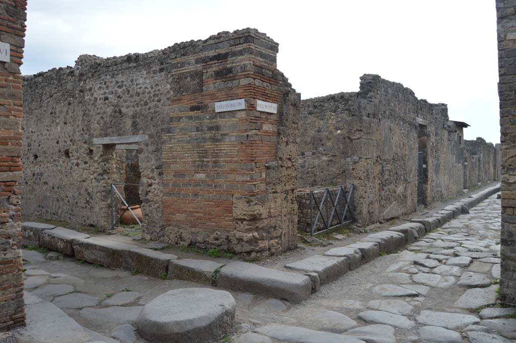 Vicolo dei Vettii, on right. October 2017. Looking south-east from junction with Vicolo di Mercurio, with VI.14.36 in centre.
Foto Taylor Lauritsen, ERC Grant 681269 DÉCOR.