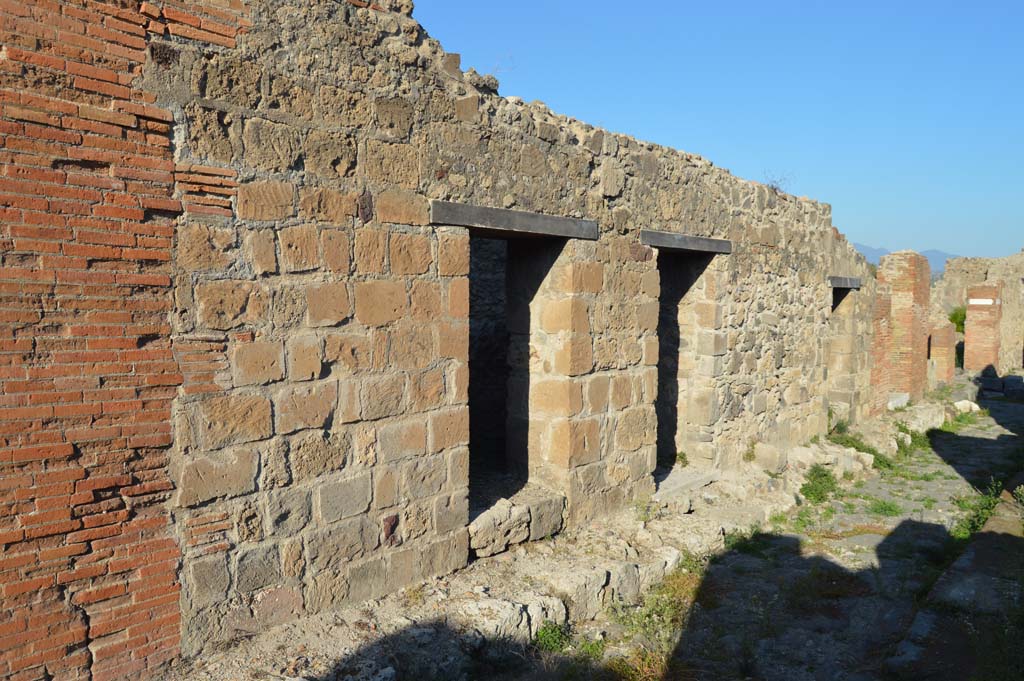 Vicolo del Balcone Pensile, north side, Pompeii. October 2017. 
Looking east from VII.9.41 and VII.9.40 on Vicolo del Balcone Pensile towards junction with Vicolo di Eumachia, on right.
Foto Taylor Lauritsen, ERC Grant 681269 D�COR

