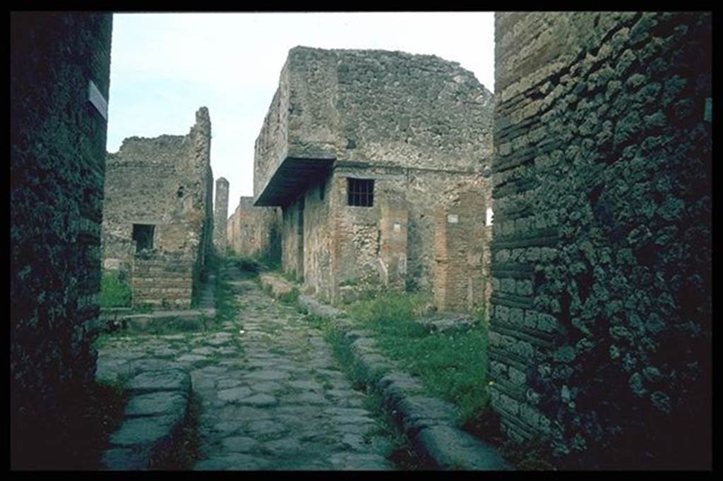 Vicolo del Balcone Pensile between VI.11 and VII.12. Looking west past junction with Vicolo della Maschera. Photographed 1970-79 by G�nther Einhorn, picture courtesy of his son Ralf Einhorn.