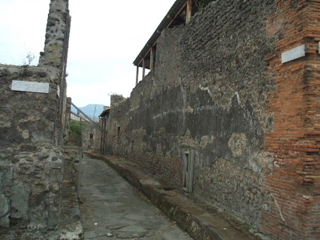 Vicolo del Centenario, west side at IX.5. May 2005. Looking south from junction with Via di Nola. 