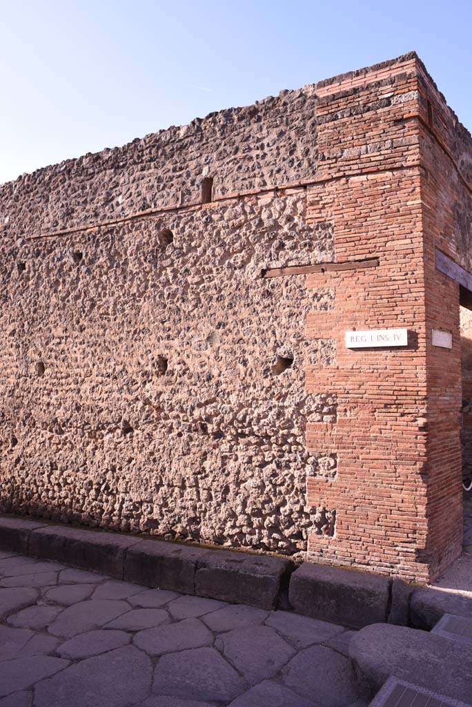 Vicolo del Citarista, west side, Pompeii. October 2019.
Side wall of I.4.27 at junction with Via dell’Abbondanza, on right.
Foto Tobias Busen, ERC Grant 681269 DÉCOR.