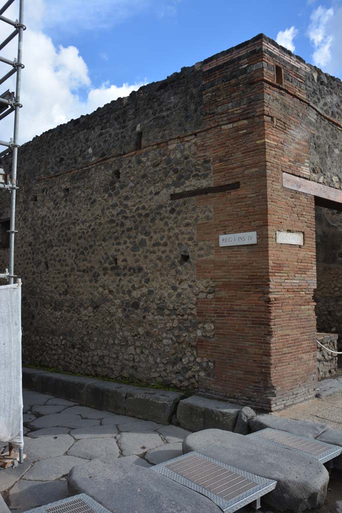 Vicolo del Citarista, west side, Pompeii. May 2019.
Side wall of I.4.27 at junction with Via dell’Abbondanza, on right.
Foto Tobias Busen, ERC Grant 681269 DÉCOR.