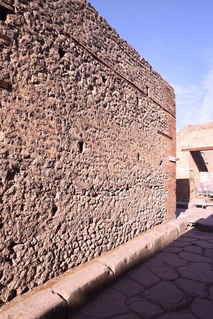 Vicolo del Citarista, west side, Pompeii. October 2019.
Looking north along lower side wall of I.4.27, and pavement at junction with Via dell’Abbondanza, on right.
Foto Tobias Busen, ERC Grant 681269 DÉCOR.