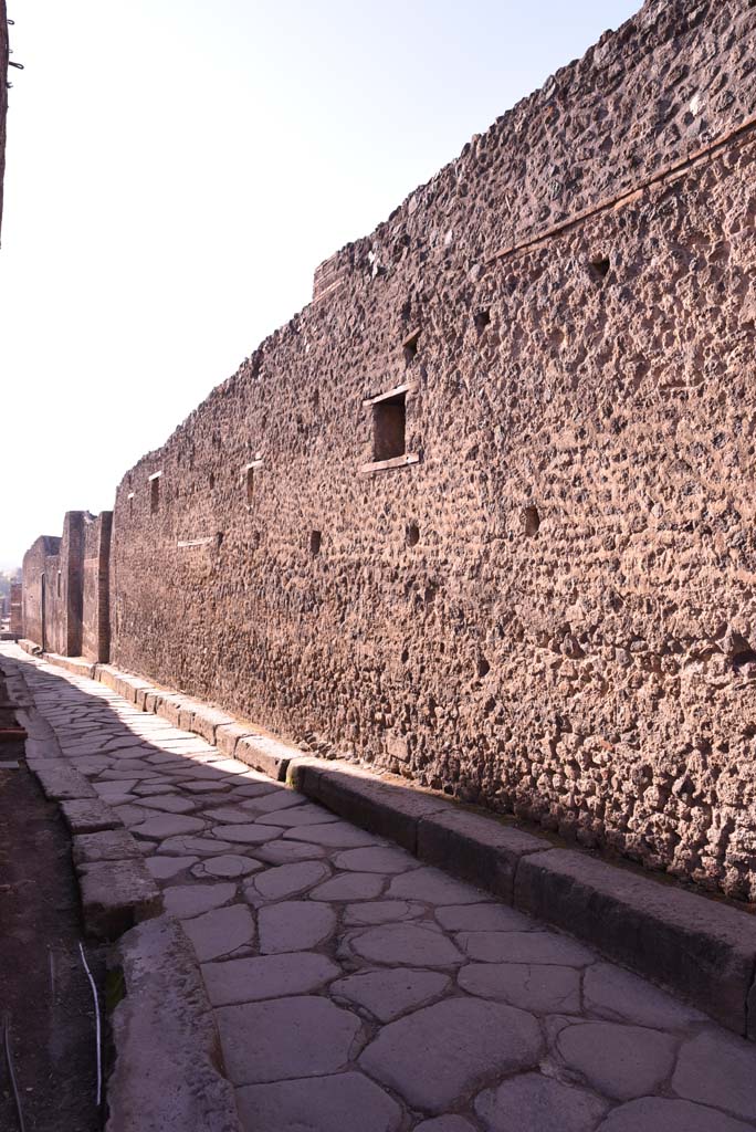 Vicolo del Citarista, west side, Pompeii. October 2019. Looking south.
Foto Tobias Busen, ERC Grant 681269 DÉCOR.
