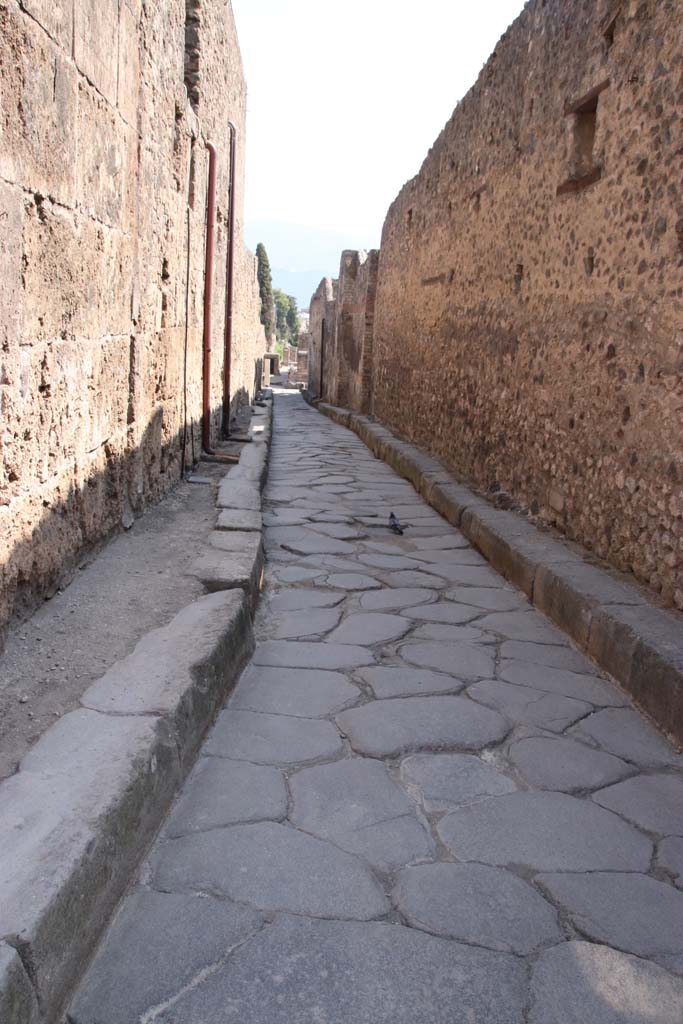 Vicolo del Citarista, Pompeii. September 2021.
Looking south between I.6 and I.4, from near junction with Via dell’Abbondanza.
Photo courtesy of Klaus Heese.