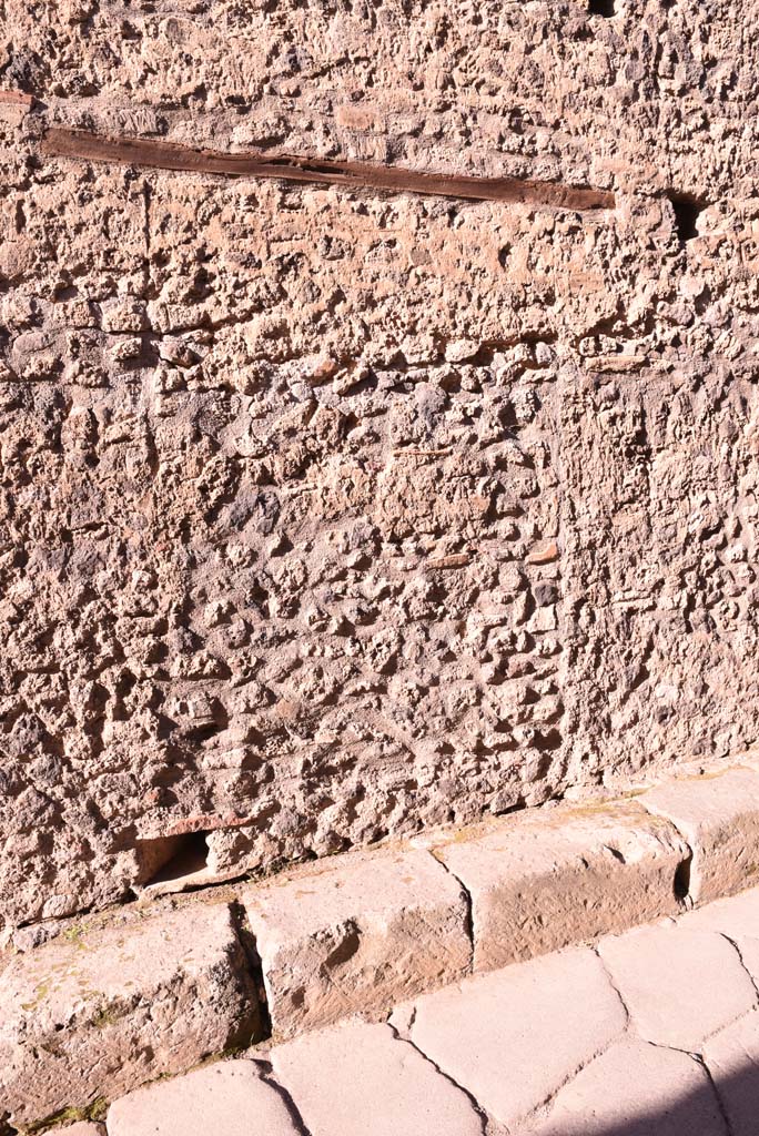 Vicolo del Citarista, west side, Pompeii. October 2019. Detail of blocked doorway in west wall.
Foto Tobias Busen, ERC Grant 681269 DÉCOR.