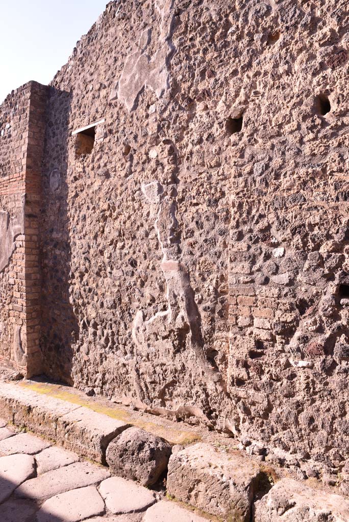 Vicolo del Citarista, west side, Pompeii. October 2019.
West wall with remaining stucco, looking south.
Foto Tobias Busen, ERC Grant 681269 DÉCOR.