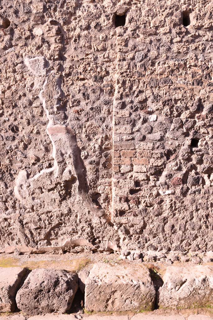 Vicolo del Citarista, west side, Pompeii. October 2019. Detail of remaining stucco on west wall.
Foto Tobias Busen, ERC Grant 681269 DÉCOR.