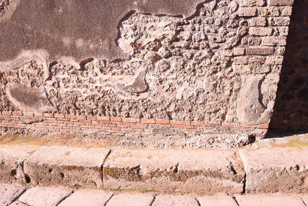 Vicolo del Citarista, west side, Pompeii. October 2019. Detail from lower west wall and pavement.
Foto Tobias Busen, ERC Grant 681269 DÉCOR.