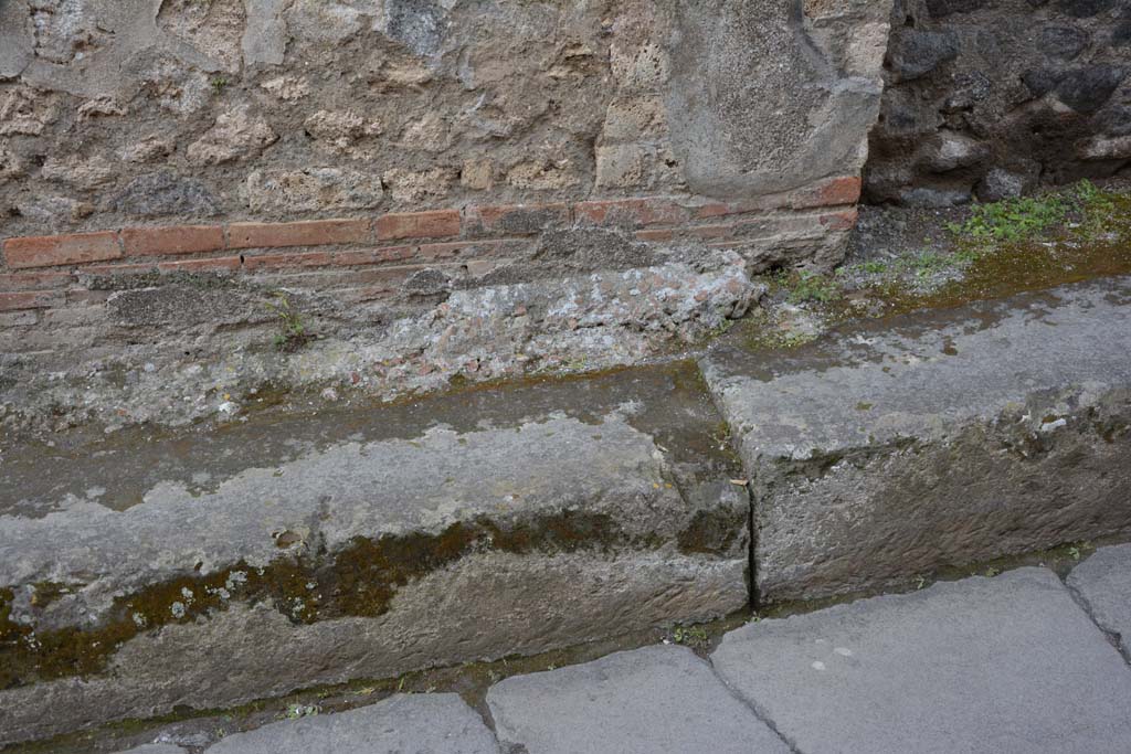 Vicolo del Citarista, west side, Pompeii. May 2019. Detail from lower west wall and pavement.
Foto Tobias Busen, ERC Grant 681269 DÉCOR.