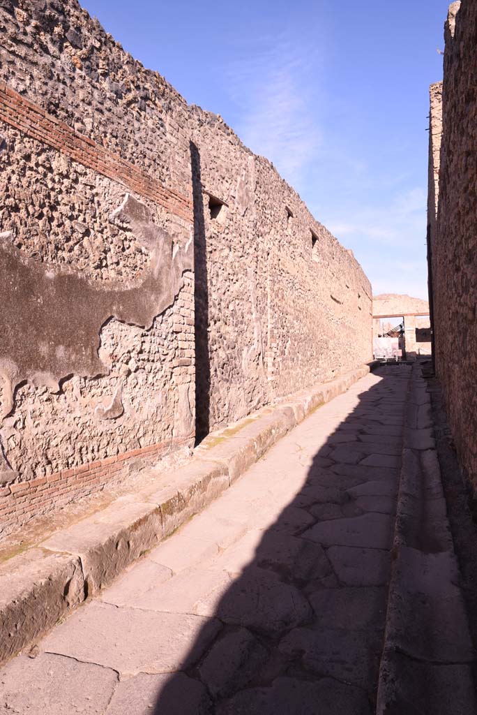 Vicolo del Citarista, west side, Pompeii. October 2019. Looking north.
Foto Tobias Busen, ERC Grant 681269 DÉCOR.