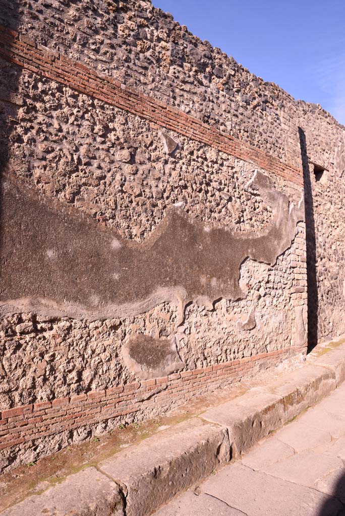 Vicolo del Citarista, west side, Pompeii. October 2019.
Detail of remaining stucco on west wall, looking north.
Foto Tobias Busen, ERC Grant 681269 DÉCOR.